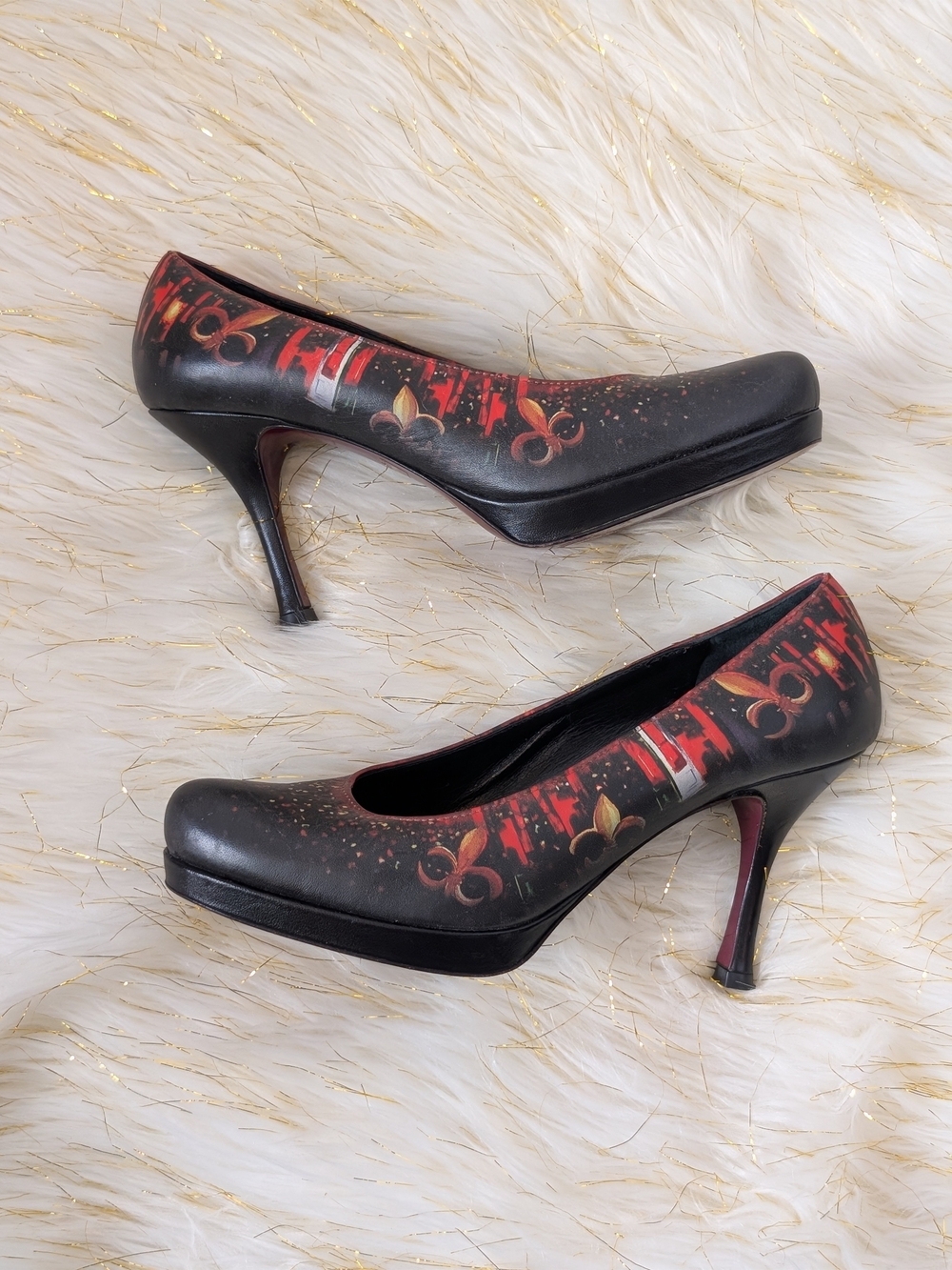 Vintage Icon Black heels with red and orange abstract fleur-de-lis splatter Sz 5